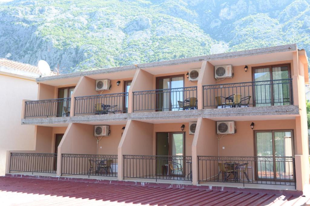 Rooms & Apartments Dobrotski Dvori Kotor Kültér fotó